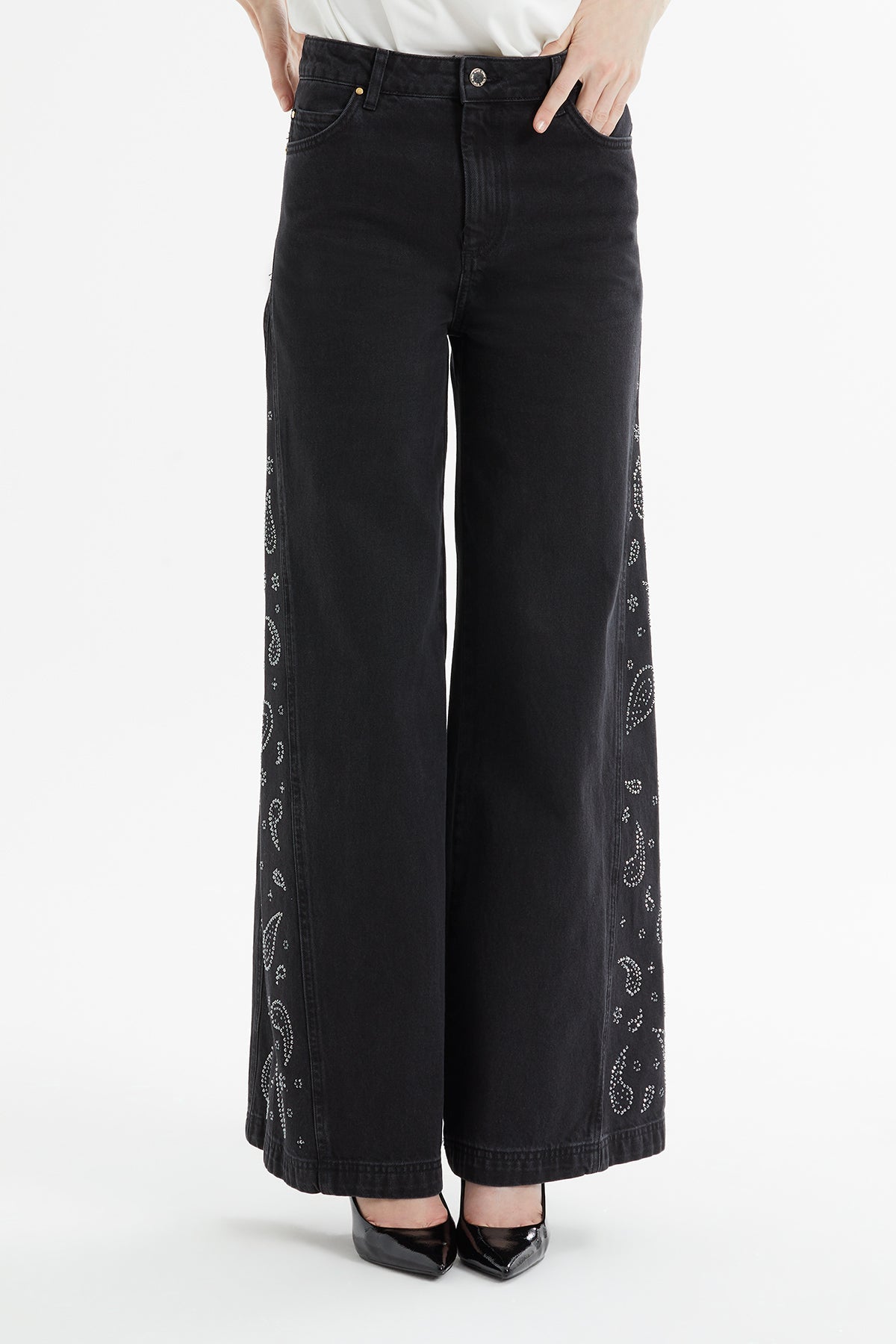 Buttoned Wide-Leg Jeans