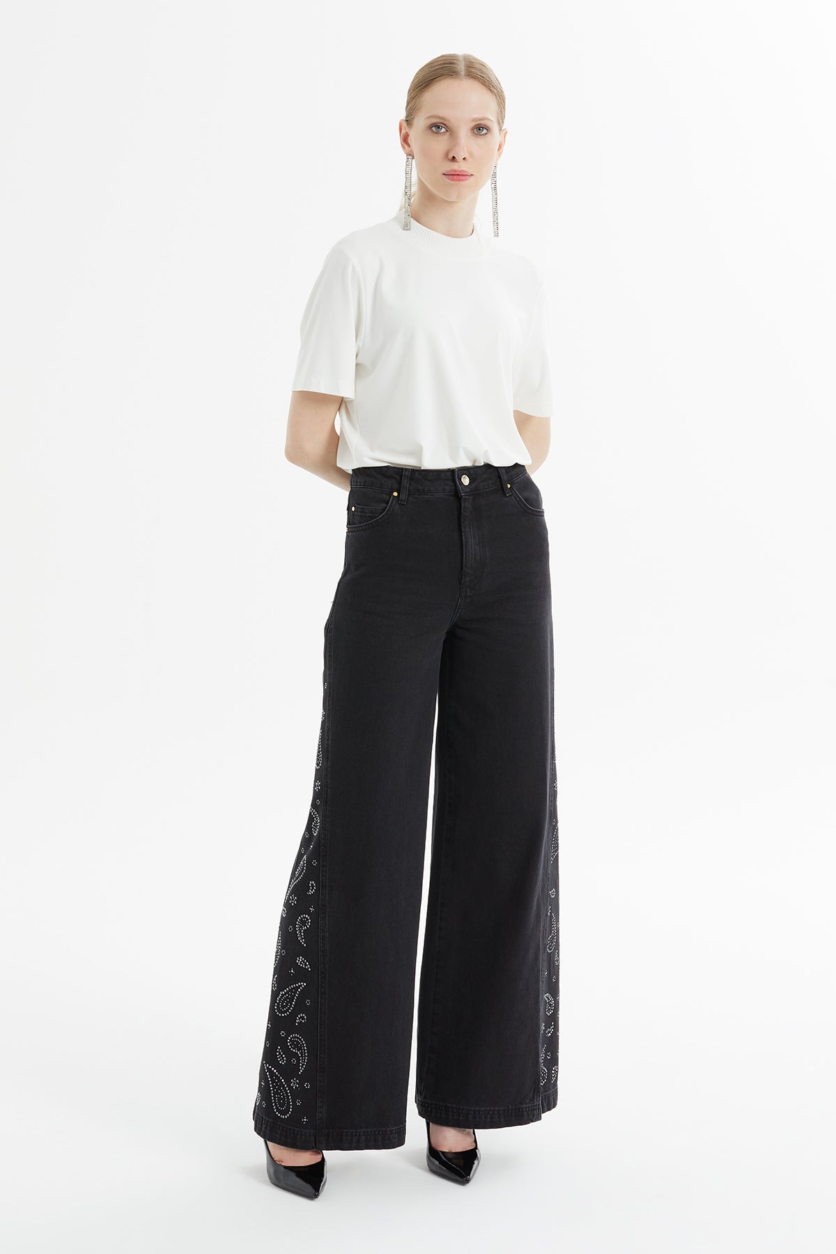 Buttoned Wide-Leg Jeans