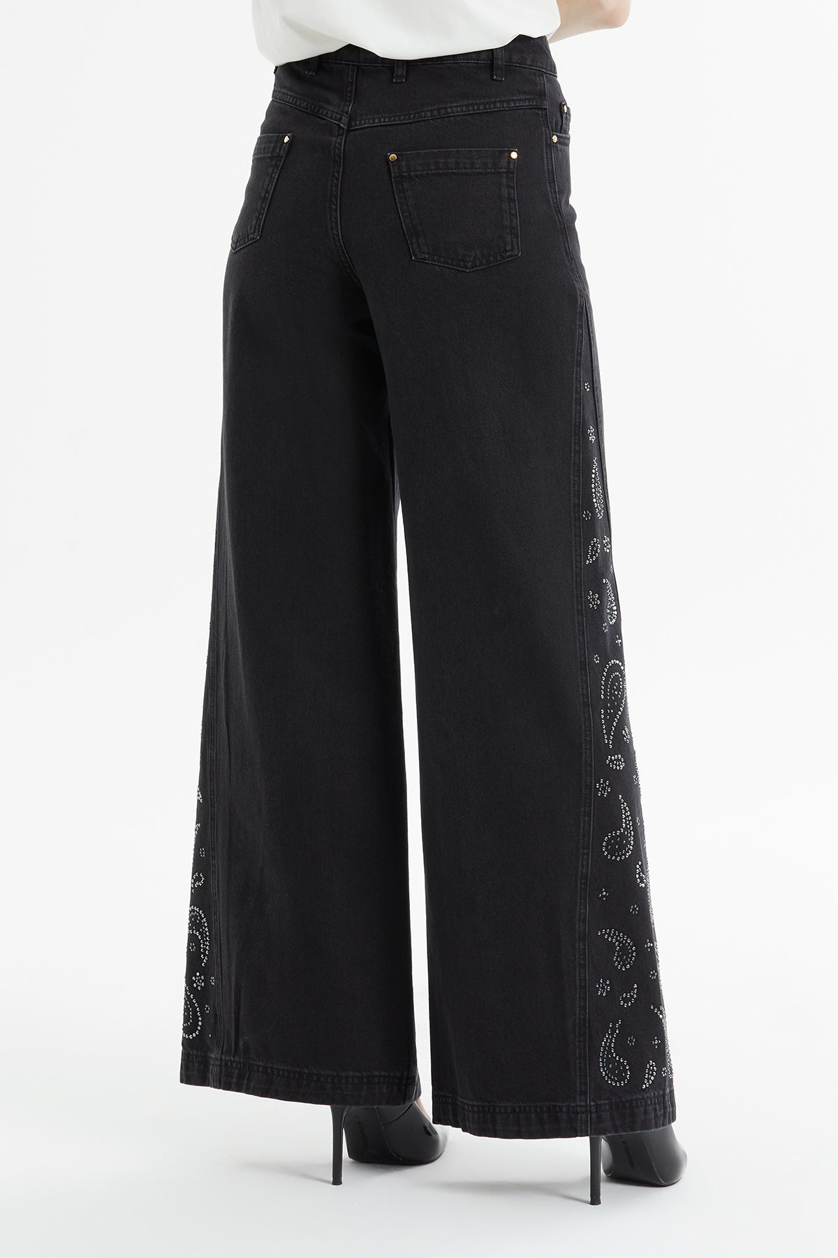 Buttoned Wide-Leg Jeans