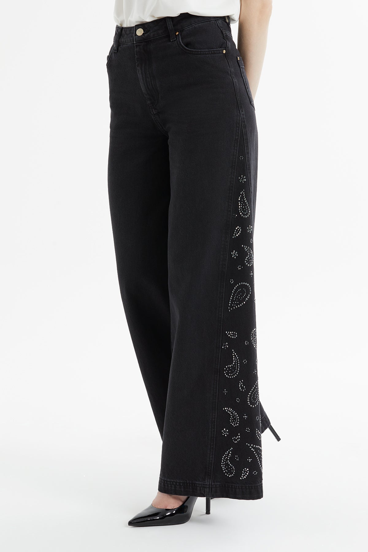 Buttoned Wide-Leg Jeans