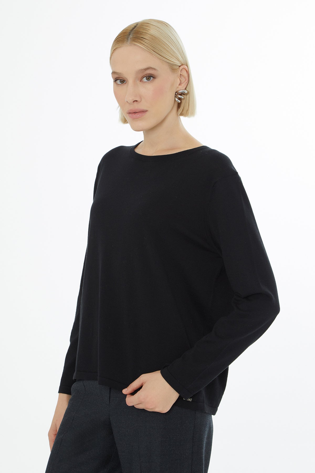 Black Long-Sleeve Plain Knit Blouse