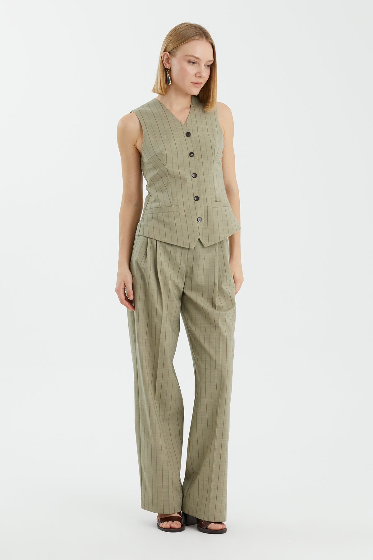 Green Sleeveless V-Neck Buttoned Jacket
