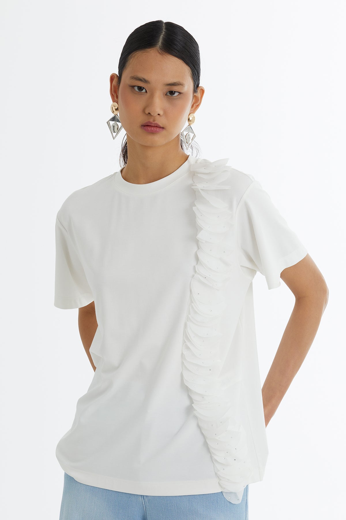 Ecru T-Shirt with Tulle Ribbon Accessory