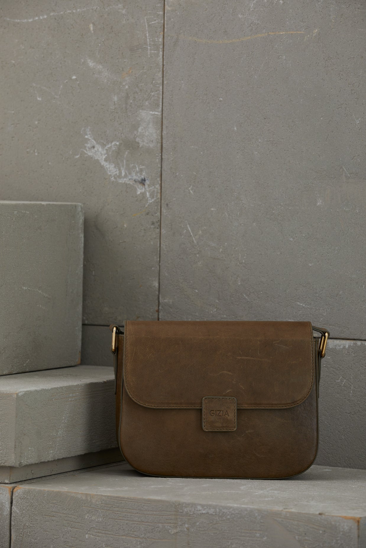 Adjustable Long Hle Snap Closure  Leather Bag