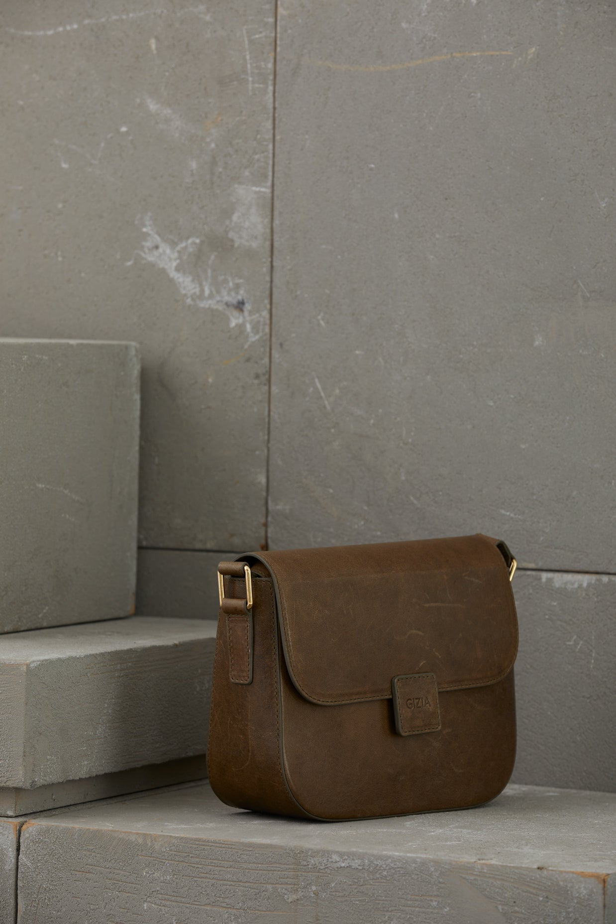 Adjustable Long Hle Snap Closure  Leather Bag