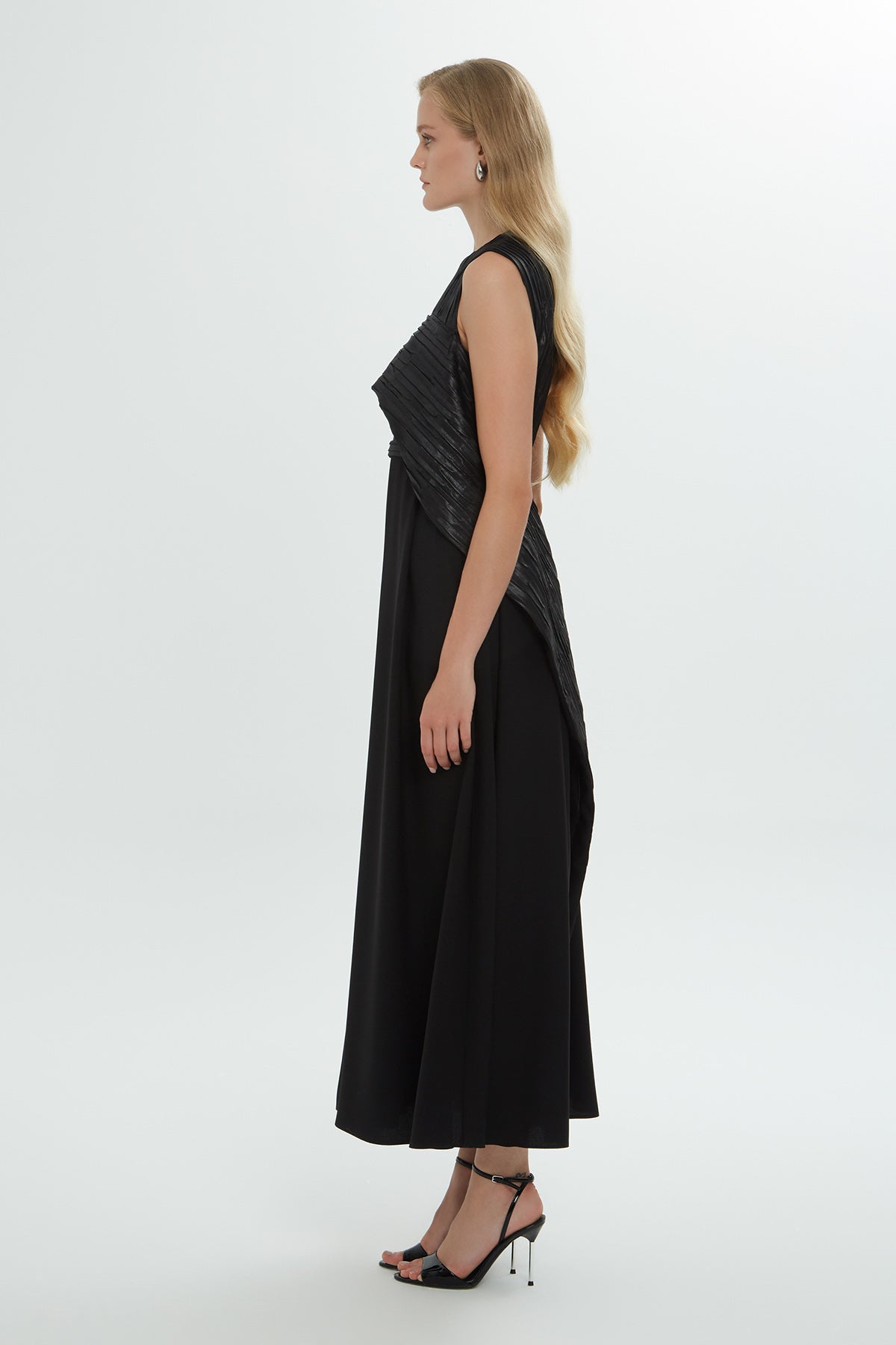 Black Round-Neck Midi Dress