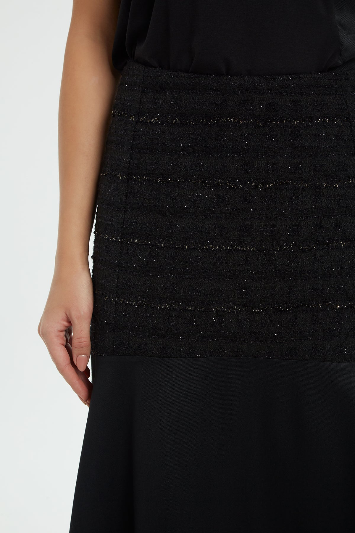 Upper Sequin Side Zipper Black Midi Skirt N