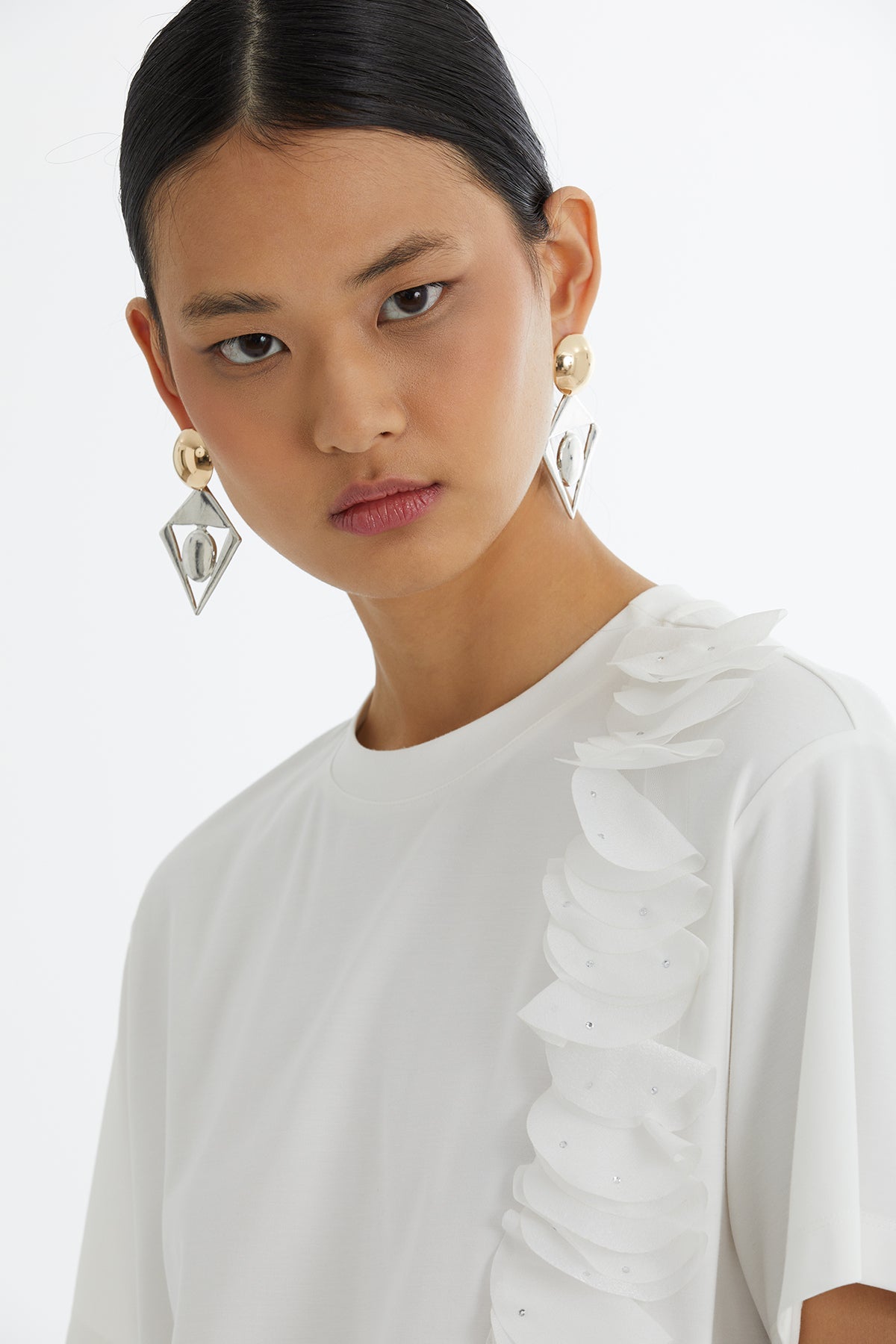 Ecru T-Shirt with Tulle Ribbon Accessory